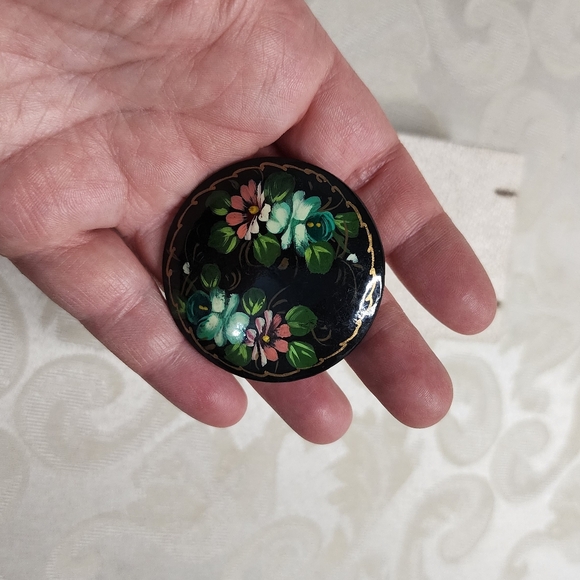 VINTAGE RUSSIAN HAND PAINTED LACQUER BROOCH SIGNED FLORAL BLACK - Picture 3 of 6